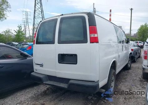 2015 Chevrolet Express 2500 Work Van z USA, uszkodzony, nr VIN 1GCWGFCF5F1217166